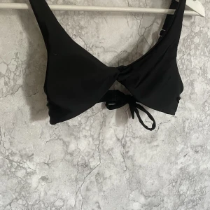 Svart bikiniöverdel  - Säljer en svart bikiniöverdel från shein då den är för liten för mig, har 75B/C i bh storlek!!
