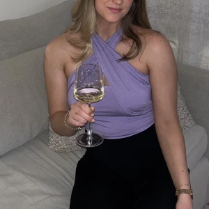 Lila festtopp  - Fin lila festtopp! Fint skick. 