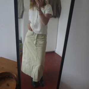 LeexWeekday jeanskjol - Jeans omsydda till långkjol från LeexWeekday collection (skatertrousers). Vit/ naturvit. Storlek waist27. Skulle säga medium men fungerar lågmidjat på small. Jag är 175cm och bär vanligtvis medium/large. 