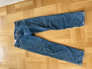 Ett par relaxed mörkblå jeans - Dom har perfekt passform och en väldigt bra kvalite 