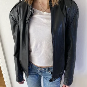 Oversized skinnjacka - Denna skinnjacka är i äkta skinn köpt secondhand. Den är oversized på mig men är markerad som L. Den har inga defekter och är knappt använd. 
