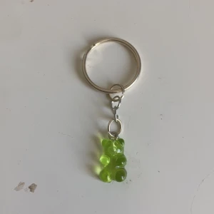 Nyckelring  - Nyckelring med grön nallebjörn på🥰 Jättefin Frakt 13kr🥰🥰 