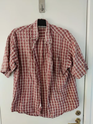 rutig kortärmad skjorta - bra skick, använd ett antal gånger