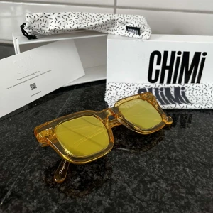 Chimi 004 - Ett par snygga chimi solglasögon i färgen ”mango” och modell 004. Box, påsar mm finns med. 