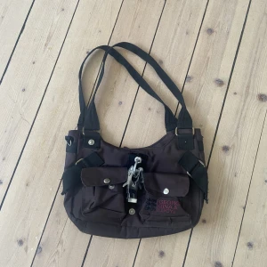 George Gina & Lucy Väska  - En cool axelväska. Ca 35x30 cm. Dragkedjan på insidan är trasig men annars bra skick! Skriv för mer detaljer och bilder!