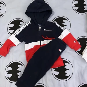 barn kläder  - äkta champions sett och ett sett från newbie , ff i jätte bra skick  . allt för endast 270kr . champion setet storlek 74 - newbie storlek 68