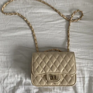 Väska  - Fin väska jag köpte på ur&penn, jag har aldrig använt den och har Inga defekter.