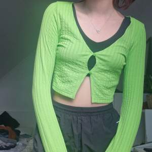 Superfin, neon grön tröja! Har knappt använt den då jag känner att färgen inte passar mig så bra, men tycker den är så fin! 
