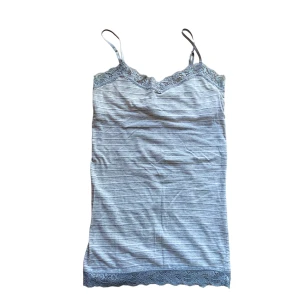 sött linne  - fint linne med spets, har extra tyg innanför bröstet så man kan möjligtvis ha utan bh. Köparen står för frakt. Använd gärna ”köp nu” 💓