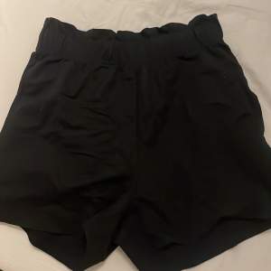 Svarta jättesköna shorts från Ginatricot. Strl xs, högmidjade men går att använda som lågmidjade med såklart, fickor och resår i midjan. Skriv om du vill ha fler bilder!🩵