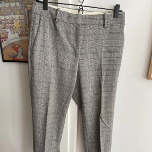 Kostymbyxa från hm - Något mindre i storleken. Något smalare ben men inte ”cigarrettben”.