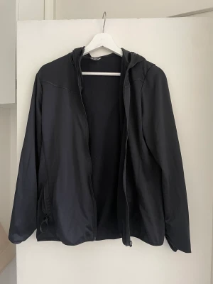 Träningskofta  - Superfin träningskofta Luva där bak Ficka på en sidan 