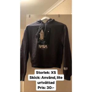 Hoodie - KOM GÄRNA MED EGET PRISFÖRSLAG. Pm för fler bilder!