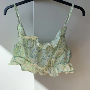 Söt topp  - Söt topp  Storlek 44 men passar mig som är en S