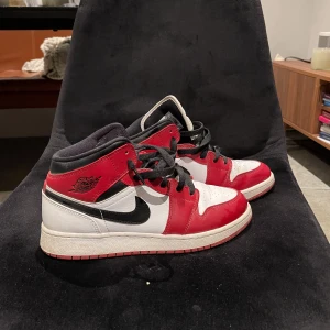 Nike Air Jordans  - Jag säljer mina Air Jordans 1 Chicago mid i storlek 38.5. Använda en del men i ett mycket bra skick.