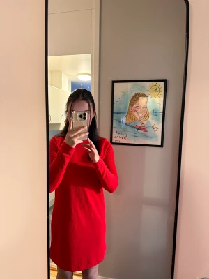 Röd klänning - En jättefin röd klänning ifrån ginatricot, aldrig använd. 🥰 Pris går att diskutera vid snabb affär ❣️