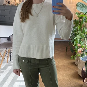 & Other Stories tröja - Jätte snygg vit stickad tröja från & Other Stories! Använt väldigt få gånger. Nypris 500kr💘