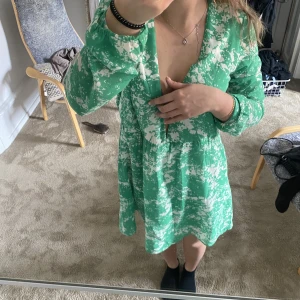 Klänning - Skitsnygg klänning till sommaren, går att ha åt båda hållen och även med säkerhetsnål om man inte vill ha djup urringning❤️