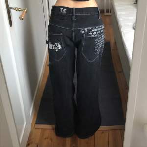 Baggy trendiga jeans från Kani med detaljer. De är för stora och högmidjade på mig och tänkte därför sälja dom, bara använt ett fåtal gånger.