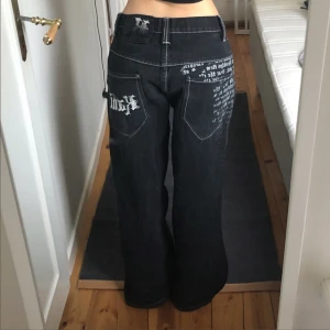 Jeans - Baggy trendiga jeans från Kani med detaljer. De är för stora och högmidjade på mig och tänkte därför sälja dom, bara använt ett fåtal gånger.