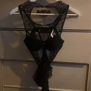 Svart spets body  - Jättesnygg spets body, skitsnygg till en utekväll 