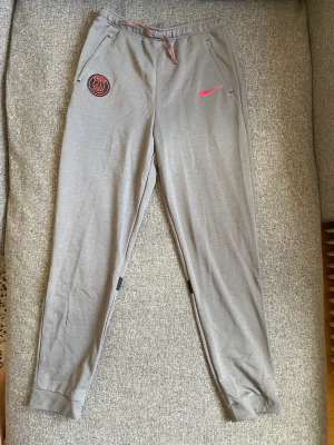 Träningsbyxor Nike PSG -oanvända - Årets träningsbyxor för Paris Saint-Germain, av Nike. Helt oanvända. Tagg och kvitto kvar. 