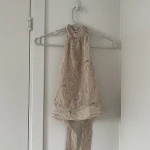 Top - Blouse top, säljer för jag aldrig använt den! Nyskick! :) 