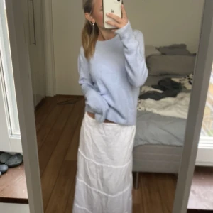 Stickad tröja - Säljer denna blå stickade tröja. Knappt använd och i bra skick. Har du någon fråga är det bara att höra av sig🫶🏻