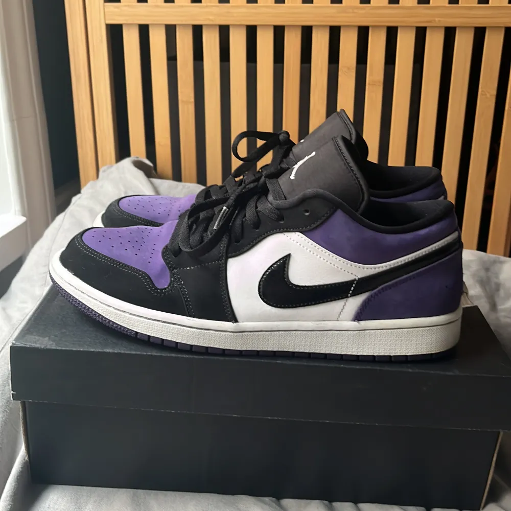 Säljer mina Air Jordans 1 Low Court Purple.   Köpte dessa sommaren 2021 men har endast använt dem ett par gånger så skorna är i topp kvalitet. Original-låda till skorna tillkommer men lådan har en lite skråma.   (StockX pris ≈$300). Skor.