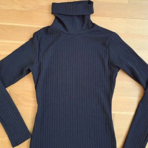 Turtle neck klänning - Säljer klänning från Pretty Little Thing. Endast provad. Storlek XS. Stretchigt material så storlek S passar även. Pris 100kr + frakt. Skickar endast med posten. Betalning sker via SWISH. Referenser finns från mina tidigare köpare. Skicka PM vid intresse 