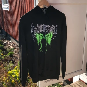 Huvtröja - Huvtröja med motiv som lyser i mörkret, tröjan är helt ny och oanvänd.