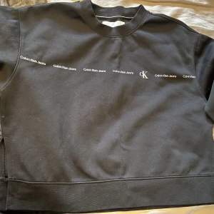 Calvin Klein tröja - Jättefin tröja som är använd 1 gång, slits på sidorna