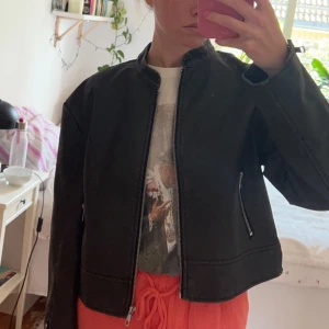 Skinnjacka - Säljer ”Vintage PU Biker Jacket” från Nelly då den inte var min stil. Den är helt oanvänd och har fortfarande prislapp på:) Nypris 900kr!!