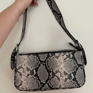 Axelremsväska  - Säljer min axelremsväska från Gina Tricot för 50kr+frakt. Kan även mötas upp i Uppsala. MYCKET sparsamt använd, därav som nytt skick. 🤍 Hör av dig för mer bilder eller om du har någon fråga.