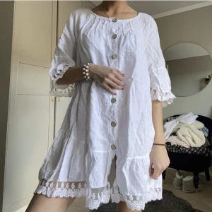 Så finnklänning - Så så fin och somrig klänning, i linnéaktigt material❤️spets detaljer på kanterna