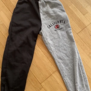 Sweatpants  - Det här mjukisbyxorna har en elastisk midja, två snedställda sidofickor, en normal passform med elastiska nederkanter och en mjukkänsla. 