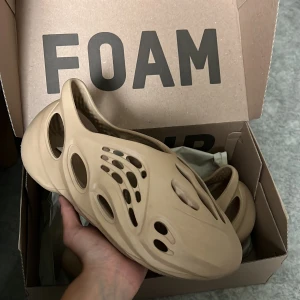 Yeezy Foam Runner !SÅLDA! - Tjenare! Säljer dessa på par yeezy foam runner då jag tröttnat på dem och vill köpa andra sneakers! Perfekt inför sommaren😎 Dessa har använts ett fåtal gånger. Cond 9/10 skulle jag säga. Nypris 2999kr köpta från Soleplus. Lådan ingår! Dm:a vid frågor osv.