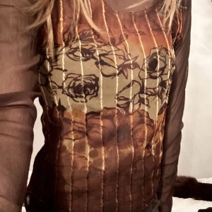 Mesh topp<3 - Skitsnygg meshtopp med blommor på! Säljer då jag rensar min garderob. Jättebra skick :))