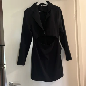 Svart blazerklänning - Säljer då den är förstor på mig. Storlek 36