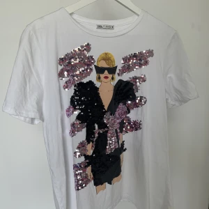 T-shirt Zara - T-shirt från Zara. Använd fåtal gånger. Ganska liten i storlek, sitter mer som en S💗