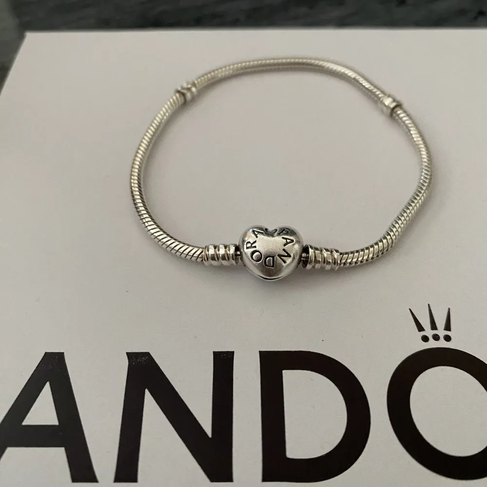 Pandora berlock armband, säljs pga för stort ! original pris 549kr . Accessoarer.