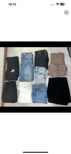 Byxor mjukis sett jeans denim kostym  - Säljer jeans, mjukis, kostymbyxor osv! Det bruna är ett set! Sista bilden visar de svarta kostymbyxorna lite tydligare då de inte syns på bild. Priser är mellan 90-200 på flesta. Nike byxor kostar 500kr & vita jeans kostar 50kr. Skriv privat för mer info