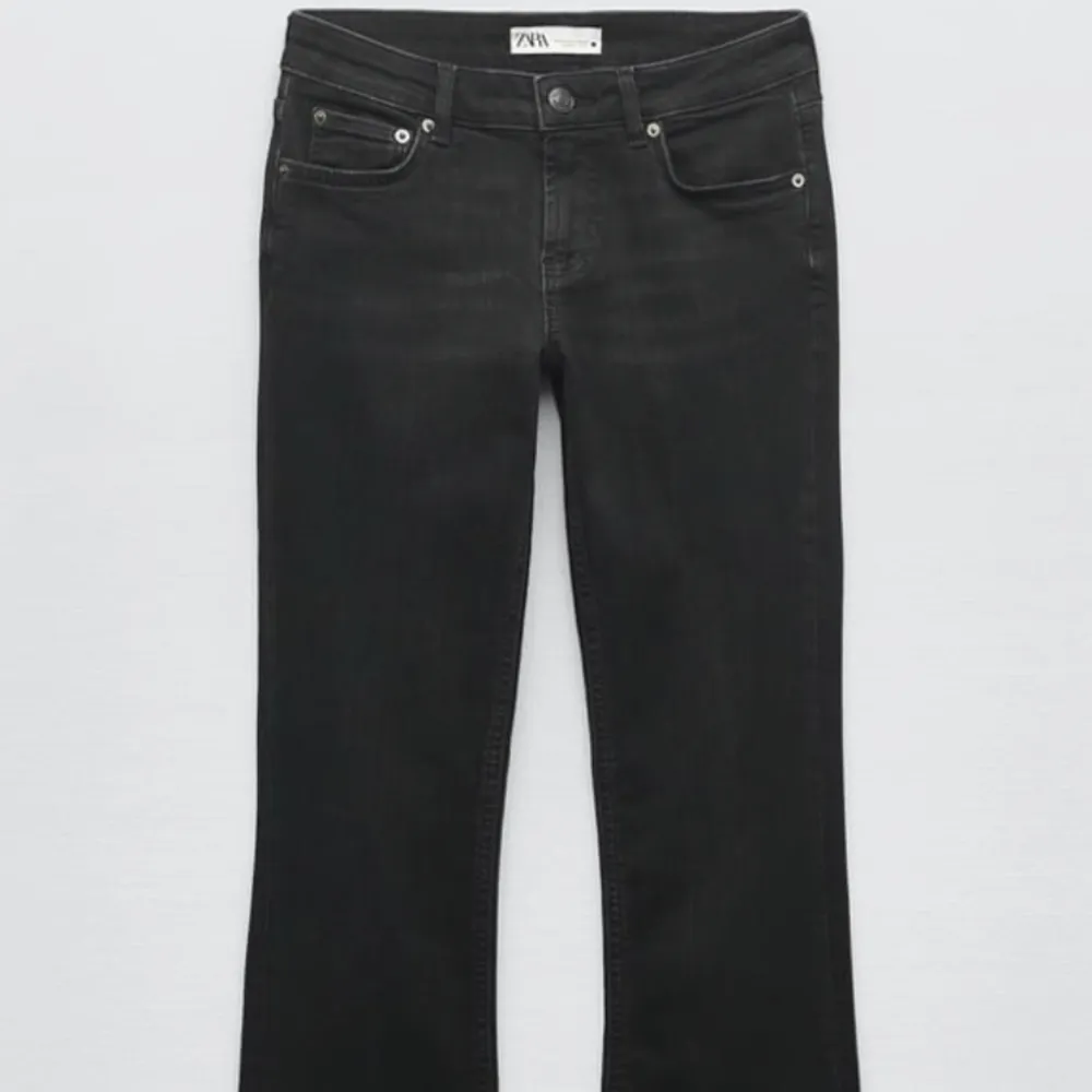 säljer svarta zara jeans, använt fåtal gånger och är som nya, low waist . Jeans & Byxor.