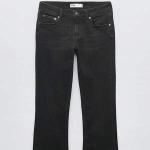 säljer svarta zara jeans, använt fåtal gånger och är som nya, low waist 
