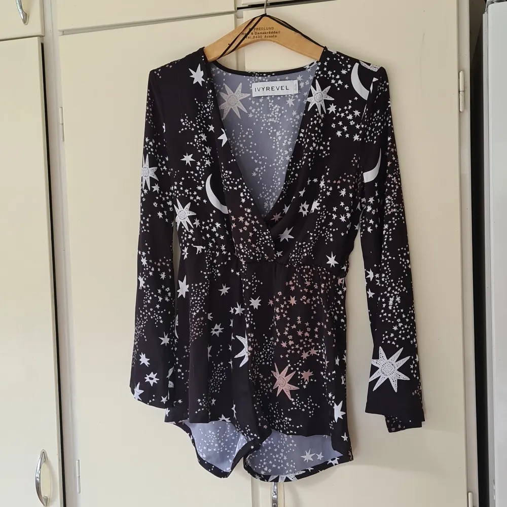 En svart jumpsuit med stjärnor på från Ivyrevel. Jag har själv köpt den begagnad men aldrig använt. . Klänningar.