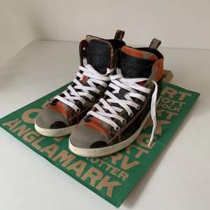 Sneakers från Dsquared2. Made in Italy. Djur & Rökfritt hem. Nypris: 6 500 kr.