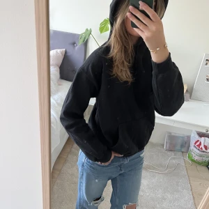 Svart hoodie - Perfekt lite oversized hoodie. Lite nopprig men tycker inte det syns så mycket. Bra att ha! Passa på att köpa nu då jag flyttar utomlands på onsdag!! Allt ska bort ⚠️⚠️