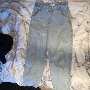 Ljusblå jeans från H&M i storlek 38 (några fläckar)