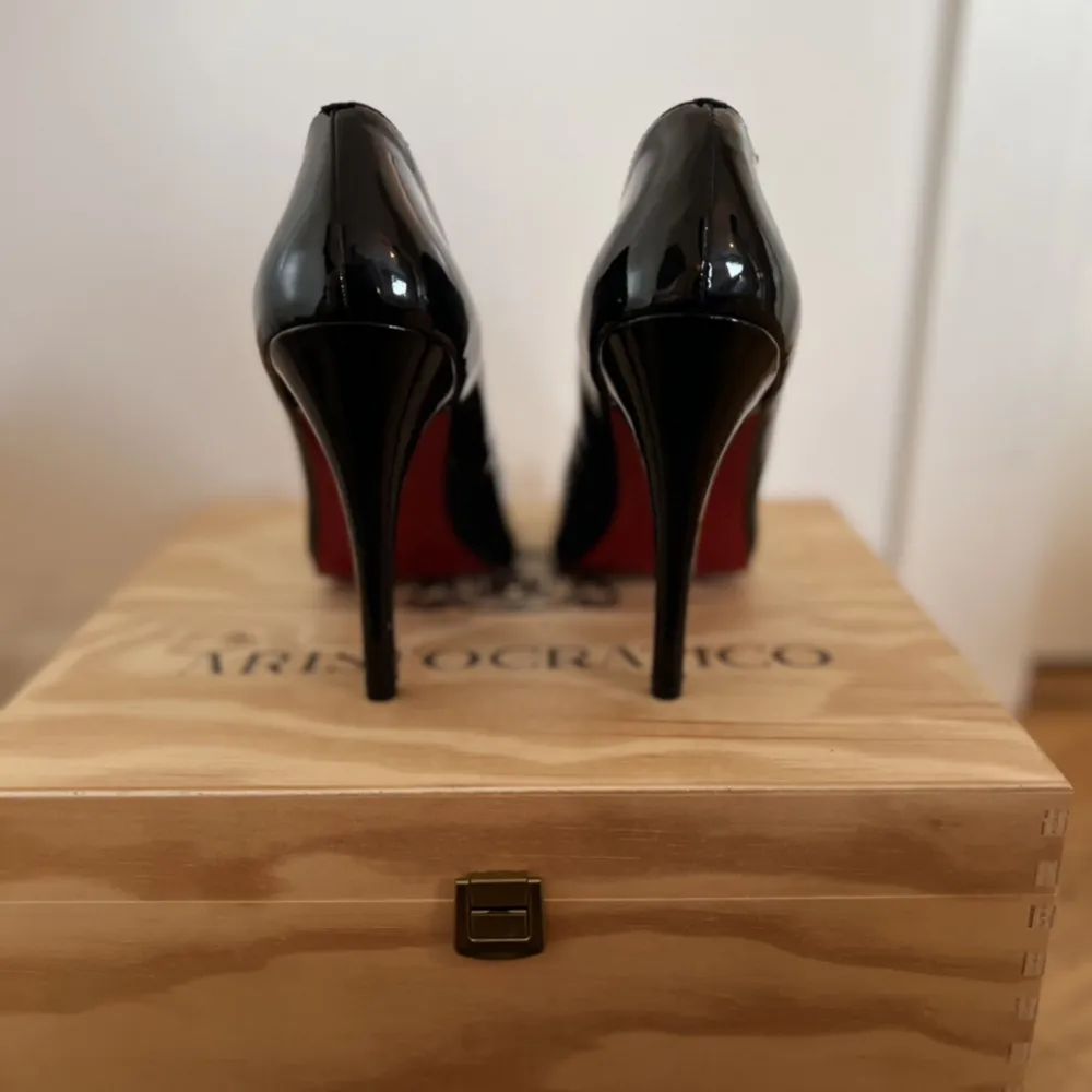 Christian Louboutin klackskor som är använda fåtal gånger Storleken är 40 men passar mig som har 38 och smala fötter Tyvärr finns ingen påse eller skokartong kvar men om ni vi se att de är äkta kan ni kontakta oss Hör av er för mer bilder och information👠. Skor.