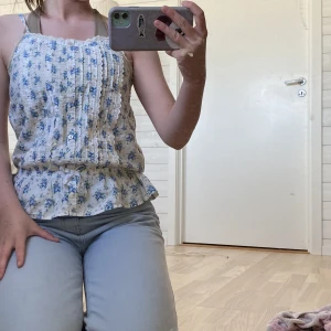 Sött linne - Ett jätte skönt linne med små blåa blommor på:) 